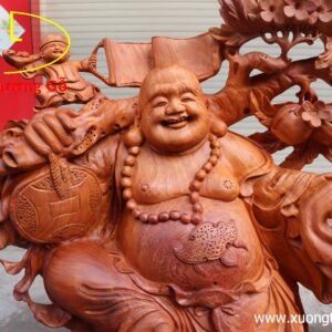 Di Lặc kéo bao to gỗ hương.