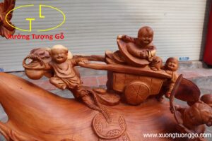 Di Lặc kéo bao to gỗ hương.