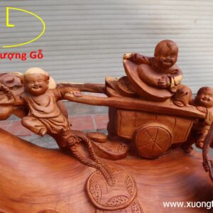 Di Lặc kéo bao to gỗ hương.