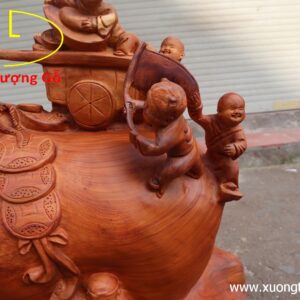 Di Lặc kéo bao to gỗ hương.