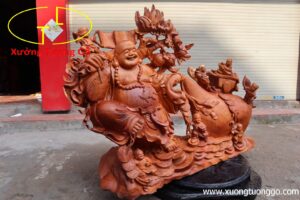 Di Lặc kéo bao to gỗ hương.