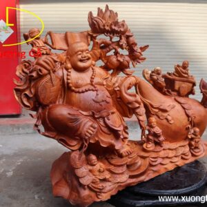 Di Lặc kéo bao to gỗ hương.