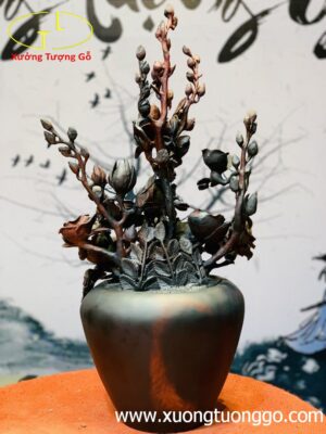 Bình hoa hồng trắc.