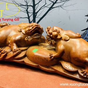 Nhị Nghê trấn chum tiền gỗ hương.