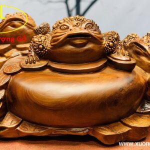 Tam cóc trấn chum tiền gỗ hương.