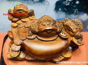 Tam cóc trấn chum tiền gỗ hương.