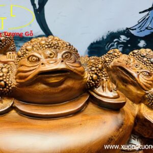 Tam cóc trấn chum tiền gỗ hương.