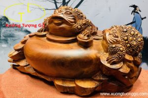 Tam cóc trấn chum tiền gỗ hương.