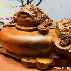 Tam cóc trấn chum tiền gỗ hương.