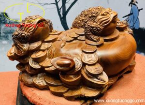 Tam cóc trấn chum tiền gỗ hương.