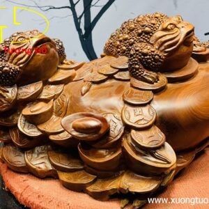 Tam cóc trấn chum tiền gỗ hương.