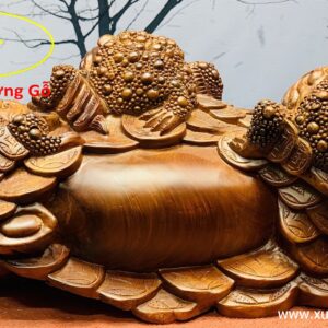 Tam cóc trấn chum tiền gỗ hương.