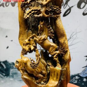 Song mã đứng tùng gỗ bách xanh.