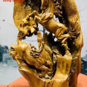 Song mã đứng tùng gỗ bách xanh.