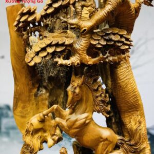 Song mã đứng tùng gỗ bách xanh.