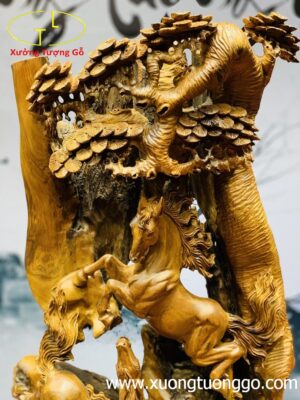 Song mã đứng tùng gỗ bách xanh.