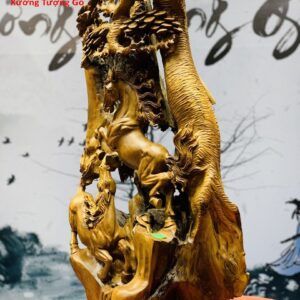 Song mã đứng tùng gỗ bách xanh.