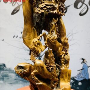 Song mã đứng tùng gỗ bách xanh.