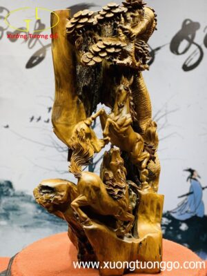 Song mã đứng tùng gỗ bách xanh.