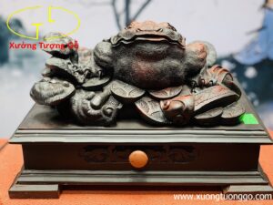 Thiềm thừ gỗ trắc.