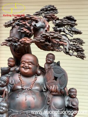 Di Lặc ngũ tiểu cây tùng trắc.