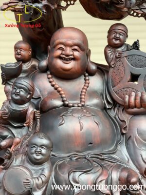 Di Lặc ngũ tiểu cây tùng trắc.