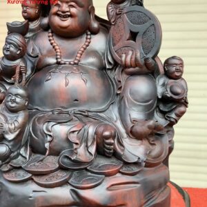 Di Lặc ngũ tiểu cây tùng trắc.