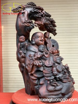 Di Lặc ngũ tiểu cây tùng trắc.