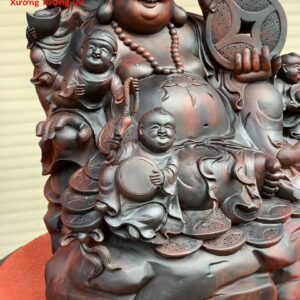 Di Lặc ngũ tiểu cây tùng trắc.