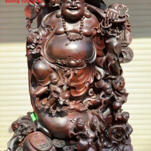 Di lặc ngũ tiểu đứng bao tiền cây tùng trắc.