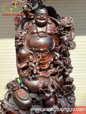 Di lặc ngũ tiểu đứng bao tiền cây tùng trắc.