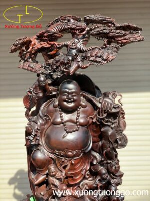 Di lặc ngũ tiểu đứng bao tiền cây tùng trắc.