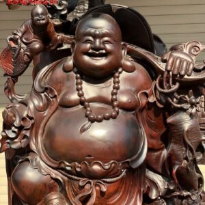 Di lặc ngũ tiểu đứng bao tiền cây tùng trắc.