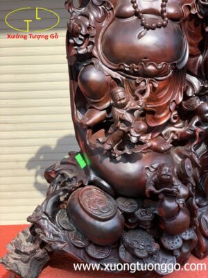 Di lặc ngũ tiểu đứng bao tiền cây tùng trắc.