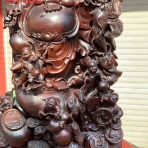 Di lặc ngũ tiểu đứng bao tiền cây tùng trắc.
