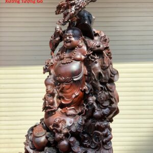 Di lặc ngũ tiểu đứng bao tiền cây tùng trắc.