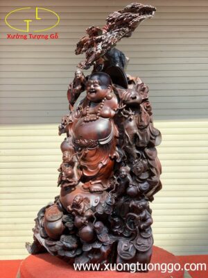 Di lặc ngũ tiểu đứng bao tiền cây tùng trắc.