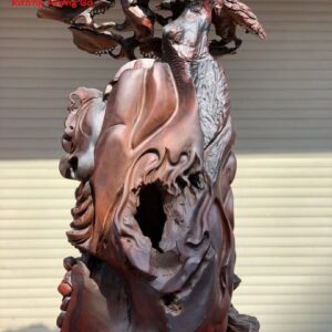 Di lặc ngũ tiểu đứng bao tiền cây tùng trắc.