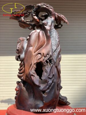 Di lặc ngũ tiểu đứng bao tiền cây tùng trắc.