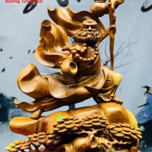 Đạt Ma đứng tùng múa võ gỗ hương ta.
