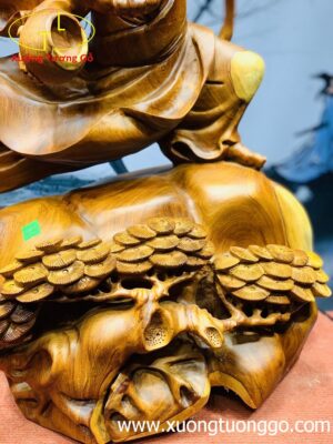 Đạt Ma đứng tùng múa võ gỗ hương ta.