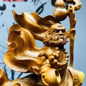 Đạt Ma đứng tùng múa võ gỗ hương ta.