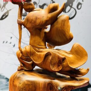 Đạt Ma đứng tùng múa võ gỗ hương ta.