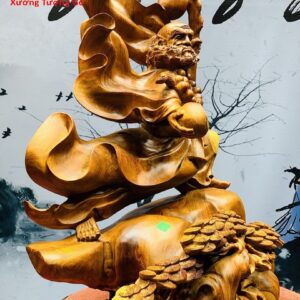 Đạt Ma đứng tùng múa võ gỗ hương ta.