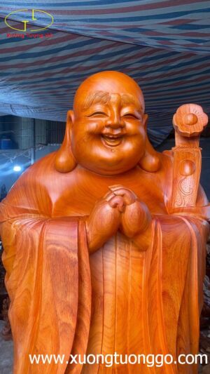 Di Lặc chúc phúc gỗ hương.