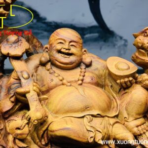 Di Lặc nhị tiểu ngồi tùng gỗ sưa.
