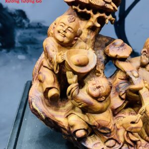 Di Lặc nhị tiểu ngồi tùng gỗ sưa.