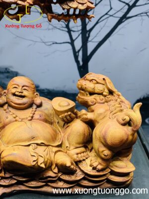 Di Lặc nhị tiểu ngồi tùng gỗ sưa.