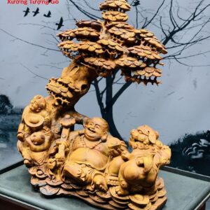 Di Lặc nhị tiểu ngồi tùng gỗ sưa.