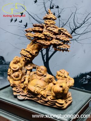 Di Lặc nhị tiểu ngồi tùng gỗ sưa.